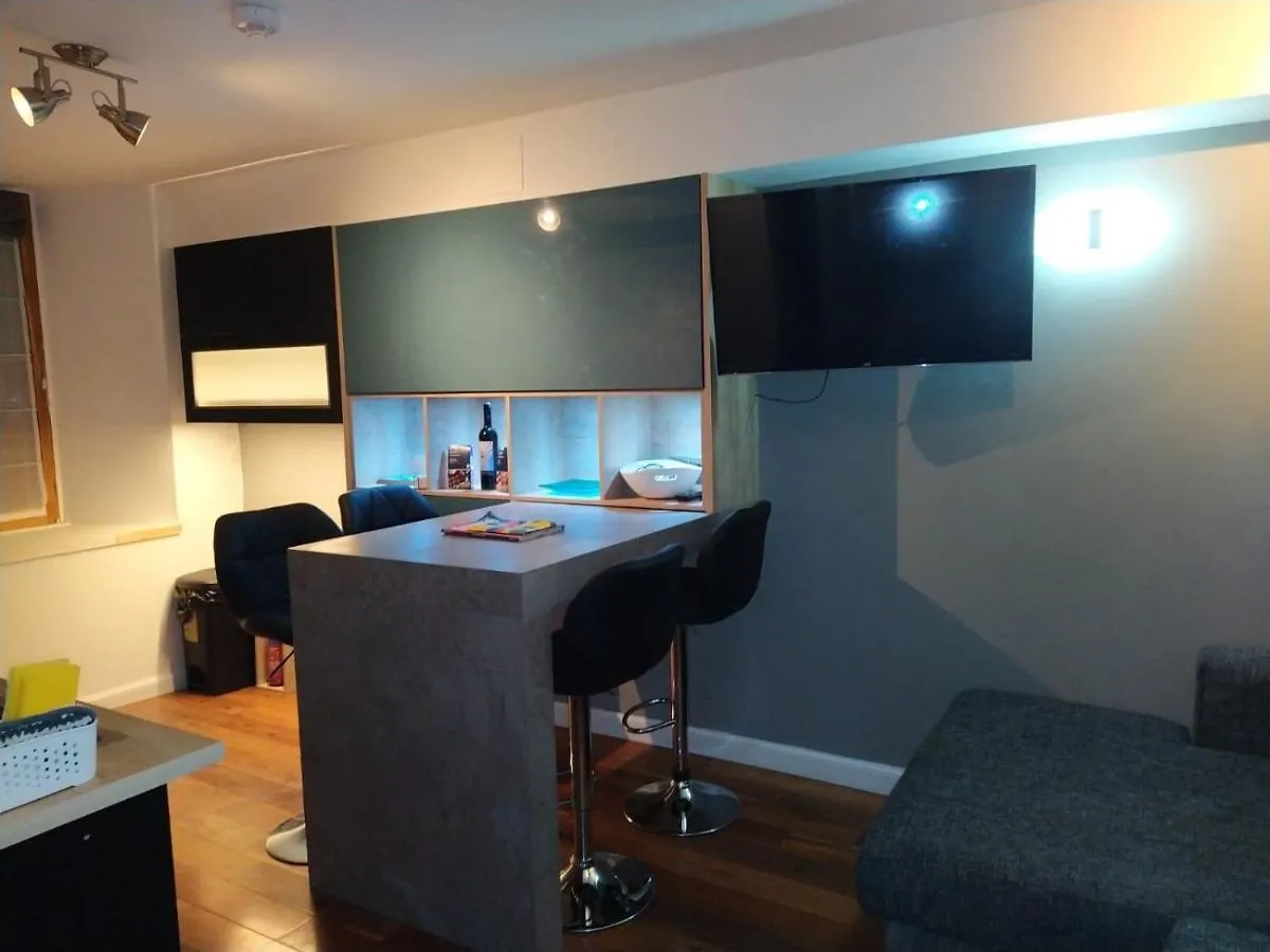 Lovely 2 Bedroom B-Listed Converted Whisky Bond Edinburgh