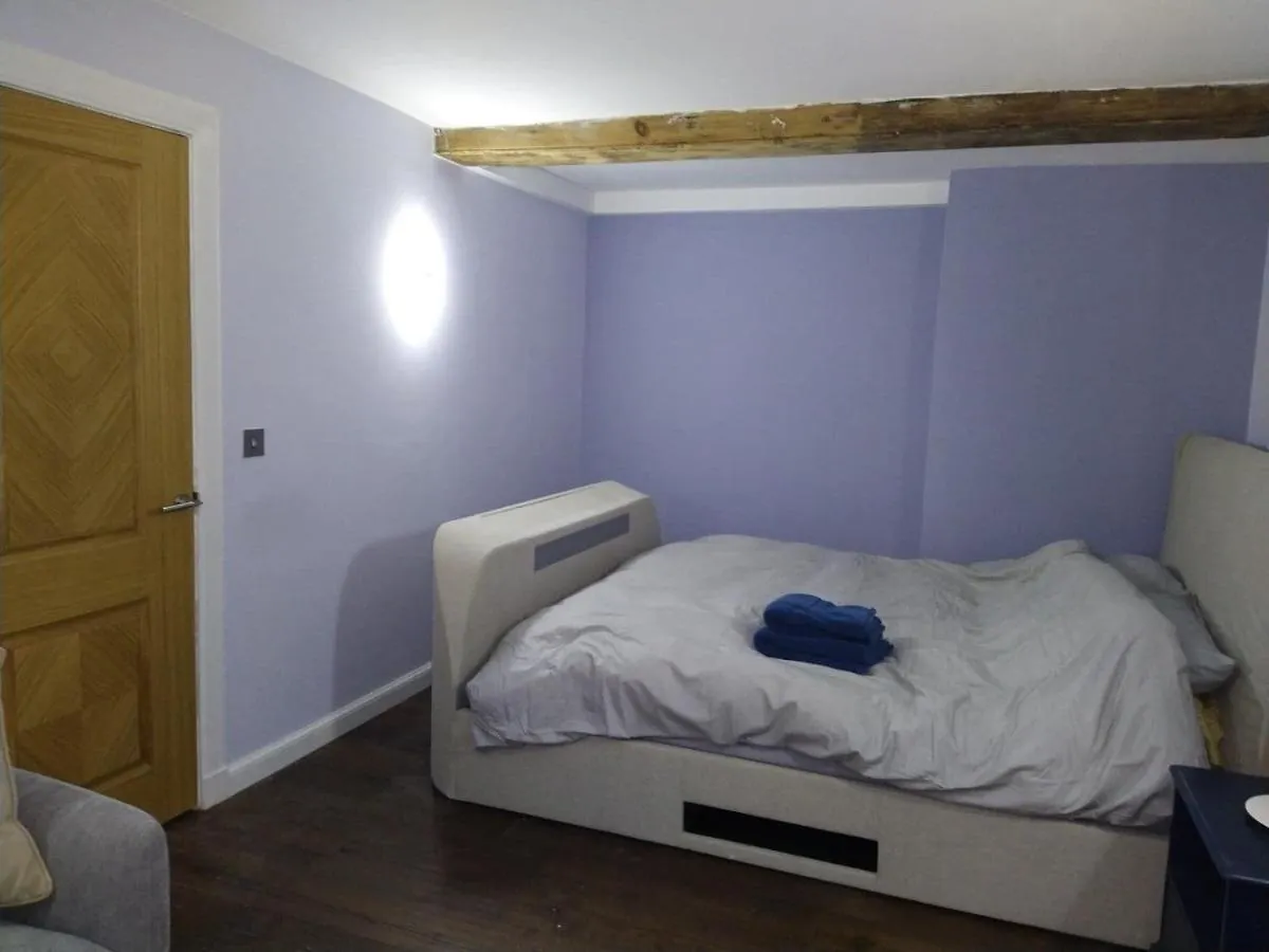 Lovely 2 Bedroom B-Listed Converted Whisky Bond Edinburgh