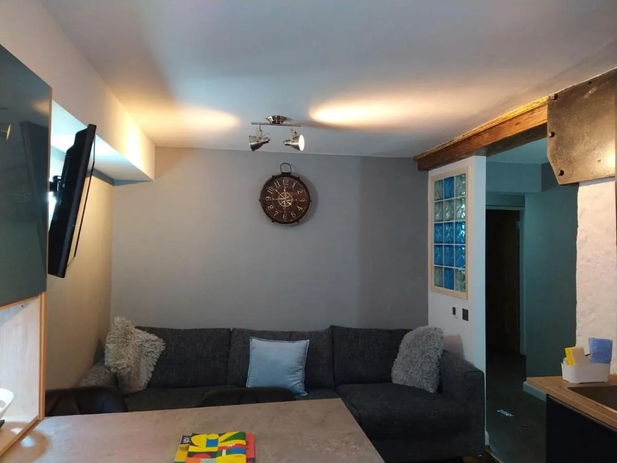 Lovely 2 Bedroom B-Listed Converted Whisky Bond Edinburgh 0*,