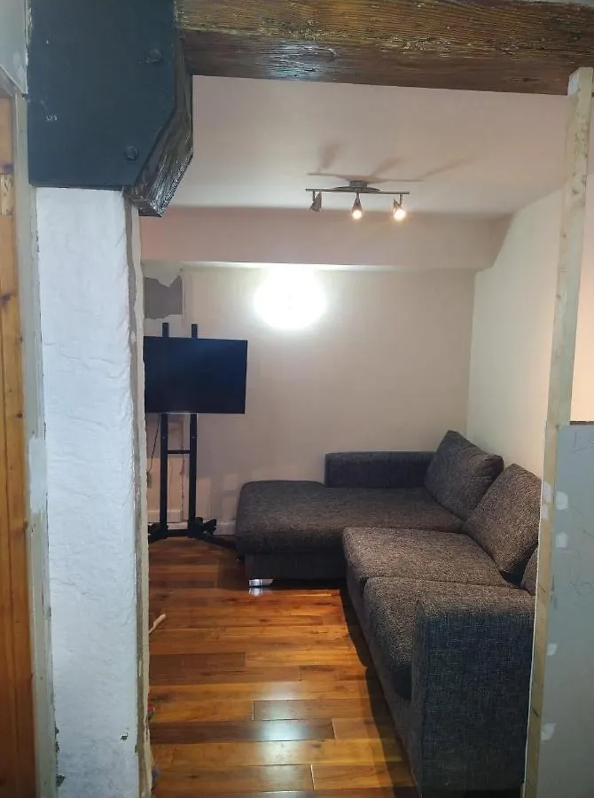 Lovely 2 Bedroom B-Listed Converted Whisky Bond Edinburgh 0*,  United Kingdom